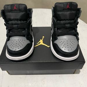Jordan 1 Mid, size 4c
